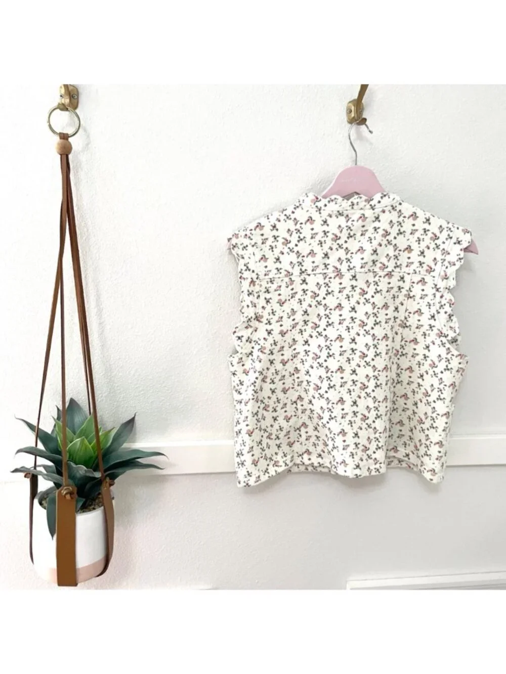 NWT AnnieWear Ditsy Print Denim Crop Vest Size S White Floral Scalloped
